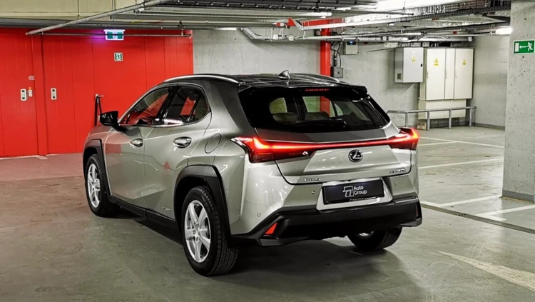 Lexus UX cena 132900 przebieg: 31951, rok produkcji 2019 z Kraków małe 154